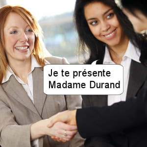 en utilisant le nom que l'on vient d'apprendre, il s'ancre dans la mémoire.