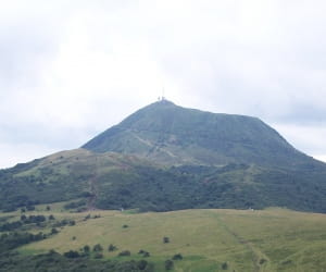une vue du puy de dôme, en auvergne.