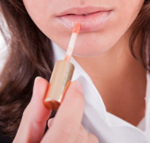 un peu de gloss peut redonner un éclat discret à vos lèvres.
