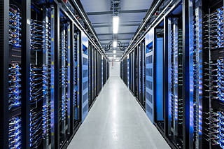 vue intérieur du data center européen de facebook, situé en suède en bordure du