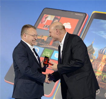 steve ballmer rejoignant sur scène stephen elop, alors ceo de nokia, pour le