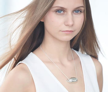le collier 'ange gardien' fait diversion ou envoie un message de détresse.
