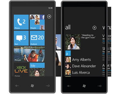 a gauche, la page de démarrage de windows phone 7, à droite, sa page d'accueil