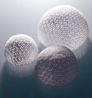 un implant chirurgical semi-résorbable.