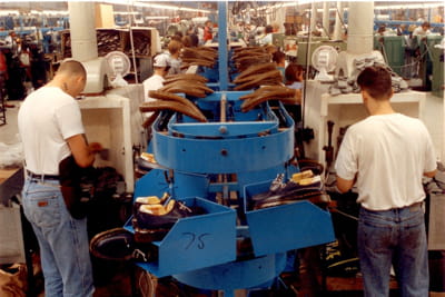 une chaîne de montage dans l'usine anglaise de dr martens.