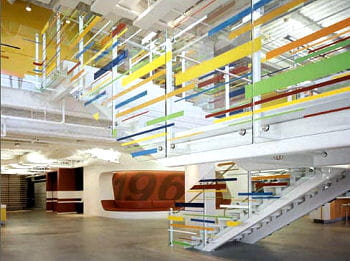 l'escalier central illumine le siège d'edmunds.com, en californie, aménagé par