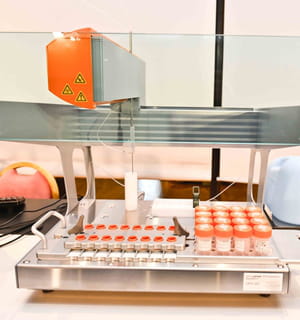 novacyt automatise l'analyse des échantillons biologiques.