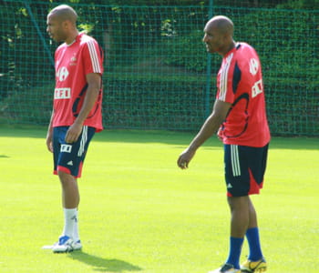 thierry henry et nicolas anelka, deux des joueurs français les mieux rémunérés.