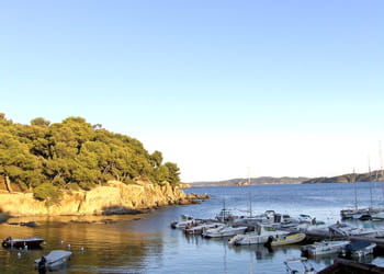 le port du niel est blotti dans le creux de la 'botte de giens'