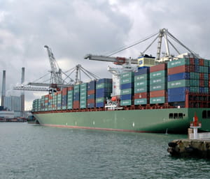 shangaï est devenu le premier port mondial en tonnages.