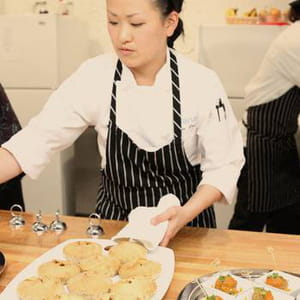 le chef d'asana, à l'oeuvre, dans les locaux de l'entreprise. chaque jour, de