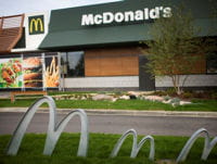 un restaurant mcdonald's.