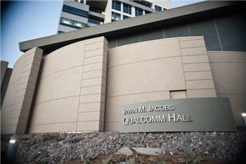 une photo du siège de qualcomm, à san diego, en californie. irwin mark jacobs a