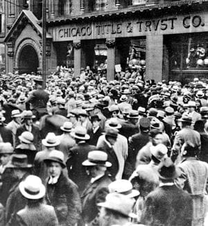 des épargnants inquiets devant la société chicago title & trust en 1929.