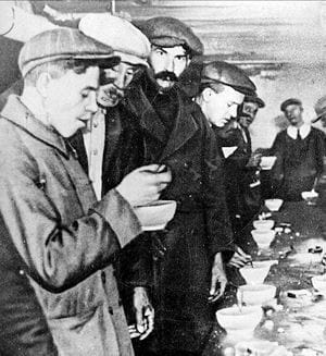 soupe populaire pour chômeurs à new york après la crise de 1929.