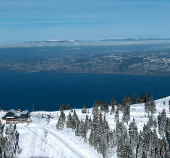 thollon les mémises surplombe le lac léman.