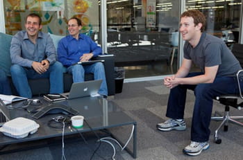 mark zuckerberg dans sa salle de réunion, au siège de facebook, dans son