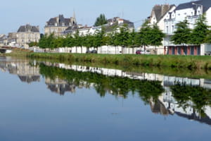 une vue de la ville de pontivy, en bretagne.