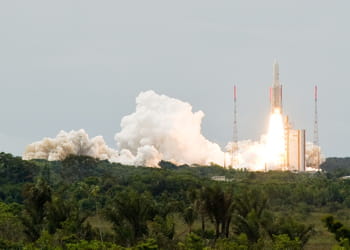 la fusée ariane 5 peut mettre en orbite des satellites de plus de 10 tonnes.