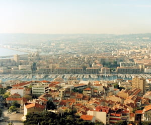 une vue de marseille, en paca.