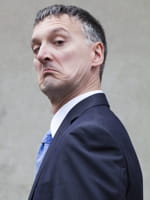 il regarde tout le monde de haut.