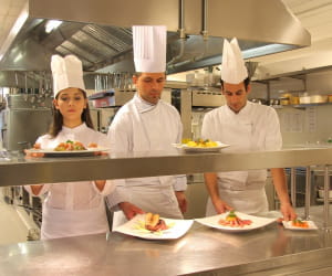 dans l'hôtellerie-restauration, les entreprises anticipent des recrutements au