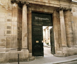 l'entrée de l'iep de paris, rue des saints-pères, à paris.