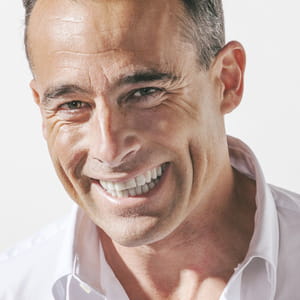 la franchise du sourire se lit dans le regard.