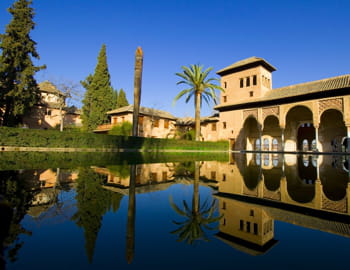 l'alhambra de grenade, dont les jardins invitent au repos.