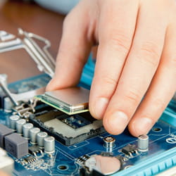 dans l'électronique, la rémunération brute atteint 4 022 euros par mois.