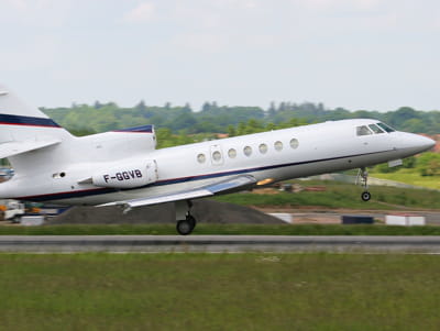 le falcon 50 que sanofi détient en pleine propriété, ici au décollage de