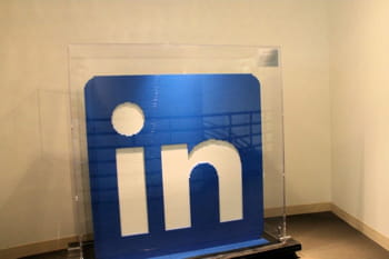 une sculpture réalisée en lego par un salarié de linkedin lors d'un des nombreux