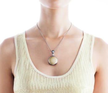 le pendentif bloom cache un capteur high tech relié à une application