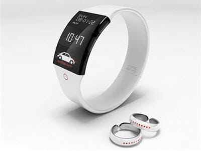 le bracelet détecte les sons et transmet aux bagues la direction d'où ils sont