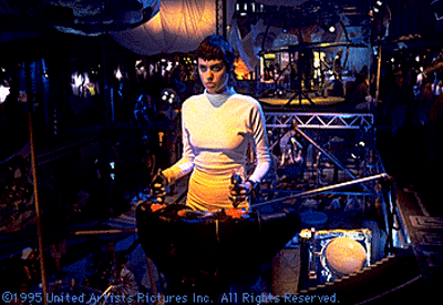 angelina jolie dans l'un de ses premiers rôles, dans hackers (1995).
