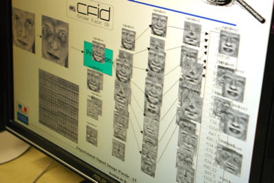 des logiciels de reconnaissance de caractéristiques du visage sont utilisés par