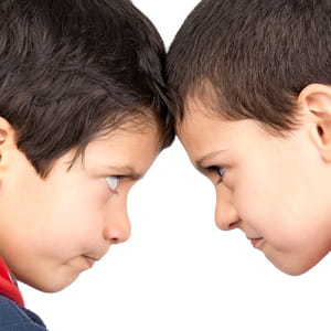 des yeux qui se fixent peuvent indiquer une menace.