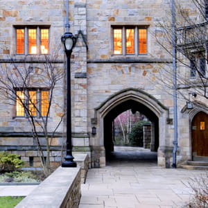un bâtiment de l'université de yale.