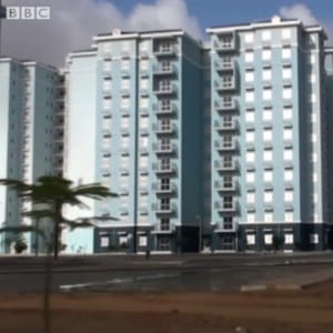 cette vue de kilamba est une capture d'écran réalisée à partir d'un documentaire