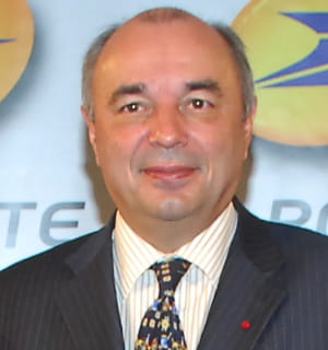 avant de prendre la tête de la poste en 2002, jean-paul bailly dirigeait la