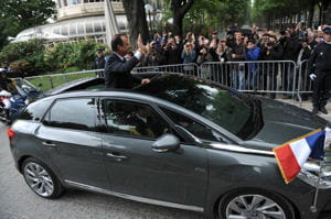 françois hollande a remonté la plus belle avenue du monde à bord d'une ds5.