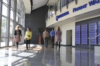 le 'patent wall' de qualcomm au sein de son siège, à san diego, affiche sur fond
