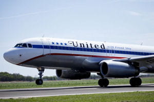 un avion d'united au décollage.