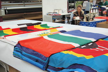 la pme française doublet a fourni les drapeaux officiels des délégations.