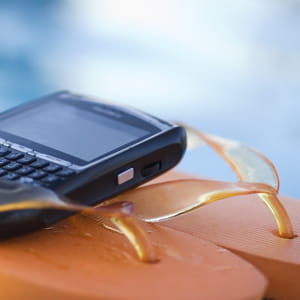 votre téléphone pro a-t-il vraiment sa place dans vos bagages ?
