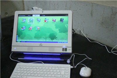 un ensemble clavier-souris fourni