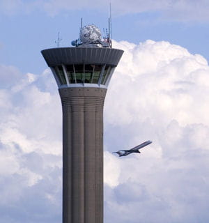 la tour de contrôle de l'aéroport de roissy.