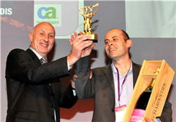 bruno dambrun (à gauche), directeur général de srm, reçoit le trophée