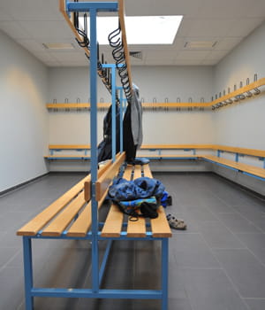 la taille règlementaire des vestiaires des arbitres de football augmente en