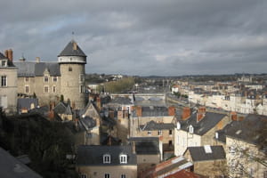 une vue de laval, dans la mayenne.